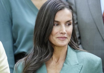 Queen Letizia cambia de silueta: se presenta al primer disfraz de mango de lino con zapatos franceses favoritos